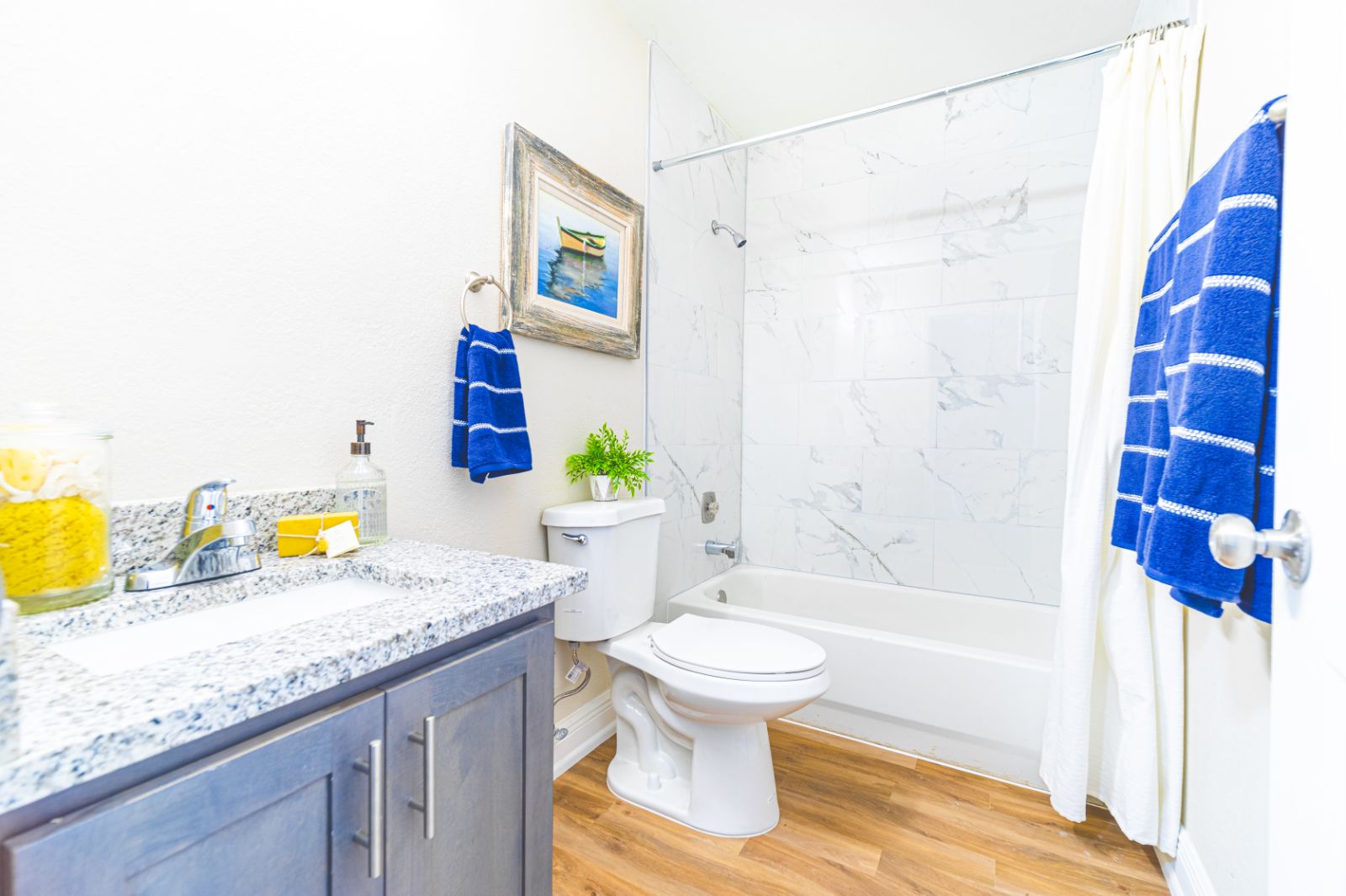 James Park Apartments Bathroom